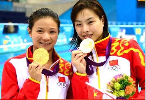     伦敦奥运开赛第五天，中国跳水“梦之队” 3 金在握，女队方面更是没有悬念摘取 2 金。跳板金牌组合吴敏霞 / 何姿，率先在女子双人三米板决赛中以 346.20 分的总成绩傲视群芳，轻松摘得伦敦奥运会跳水项目的首枚