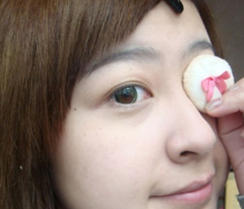 用蜜粉定妆