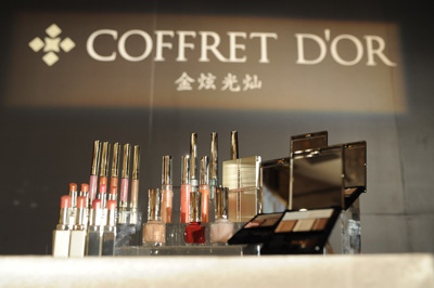     2009年7月23日，上海宏安瑞士大酒店迎来了一场绚丽演出，日本Kanebo旗下的进口彩妆品牌COFFRET D