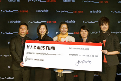     北京2008年12月15日-- M.A.C艾滋病基金今天在京宣布向联合国儿童基金会驻华代表处再次捐赠85万元人民币，通过支持“携手儿童青少年，携手抗击艾滋病”青少年爱心大使的活动，支持儿童青少年与艾滋病全球运动在中
