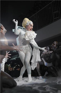 M.A.C及M.A.C艾滋病基金,在日本东京君悦酒店举办了万众期待的亚洲VIVA GLAM上市记者招待会。超过30个亚洲和世界级媒体前往感受了Viva Glam代言人Lady Gaga带来的令人惊艳的电子表演盛宴，表演上呈现了一台由加拿大艺