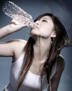 喝什么样的水对肌肤健康最有利